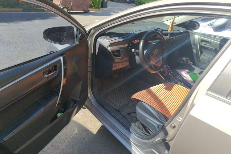 Used Toyota Corolla 2016 Dual-Engine 1.8L E-CVT Elite Edition Driver Seat