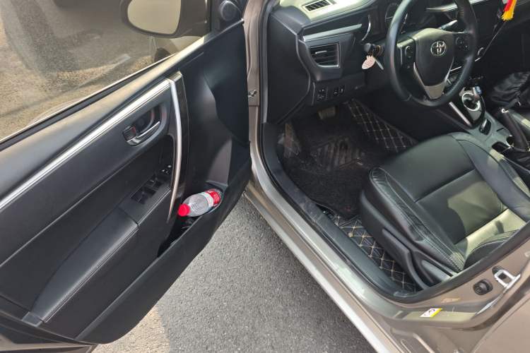Used Toyota Corolla 2016 Dual-Engine 1.8L E-CVT Elite Edition Driver Seat