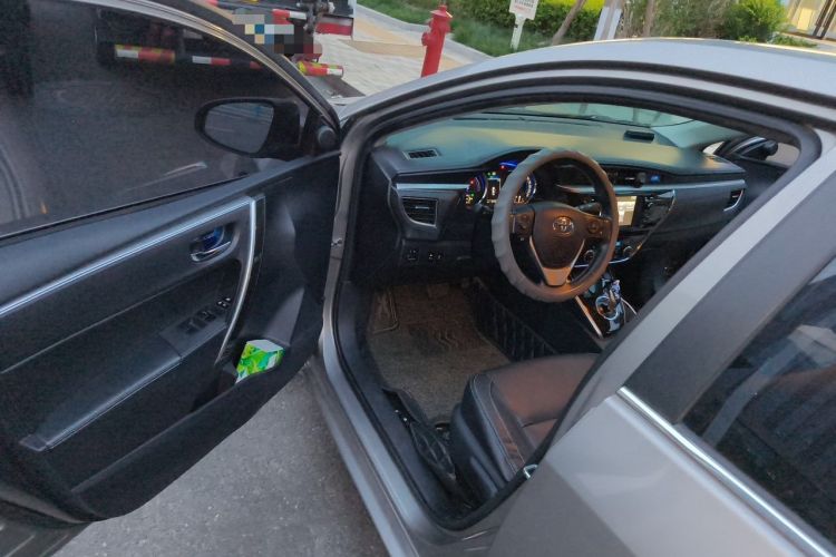 Used Toyota Corolla 2016 Dual-Engine 1.8L E-CVT Elite Edition Driver Seat