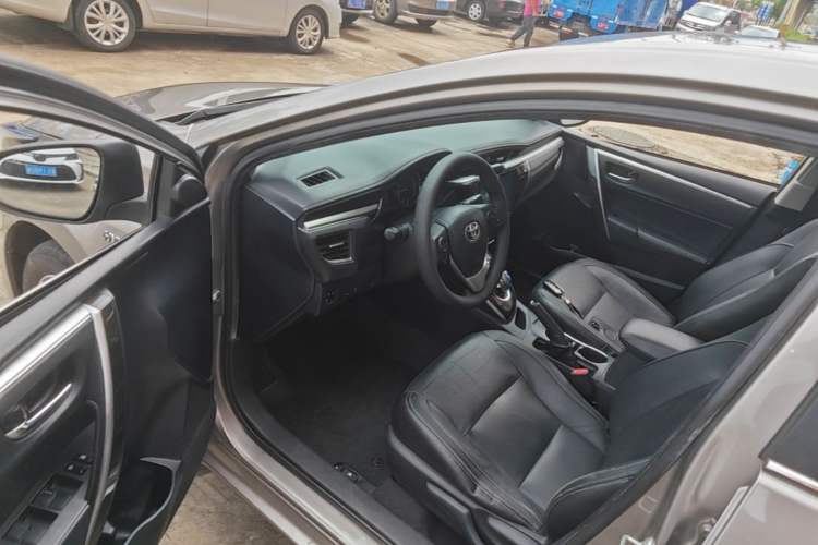 Used Toyota Corolla 2016 Dual-Engine 1.8L E-CVT Elite Edition Driver Seat