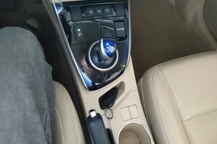 Used Toyota Corolla 2016 Dual-Engine 1.8L E-CVT Elite Edition Gear Lever