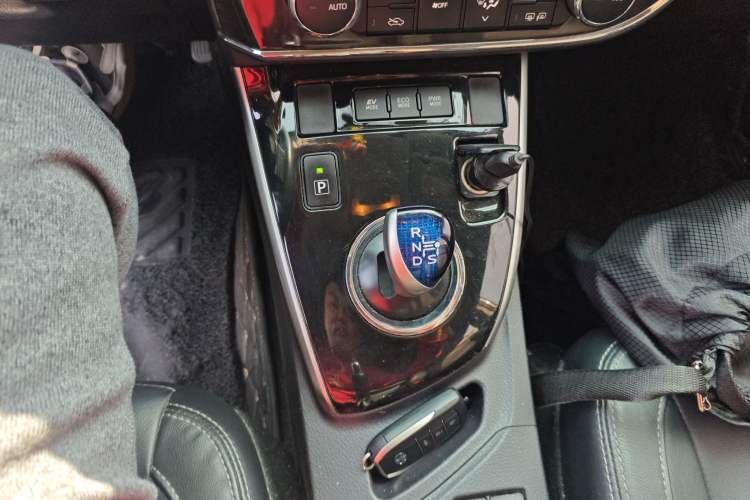 Used Toyota Corolla 2016 Dual-Engine 1.8L E-CVT Elite Edition Gear Lever