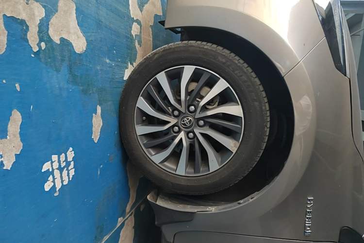 Used Toyota Corolla 2016 Dual-Engine 1.8L E-CVT Elite Edition Left Front Wheel Hub
