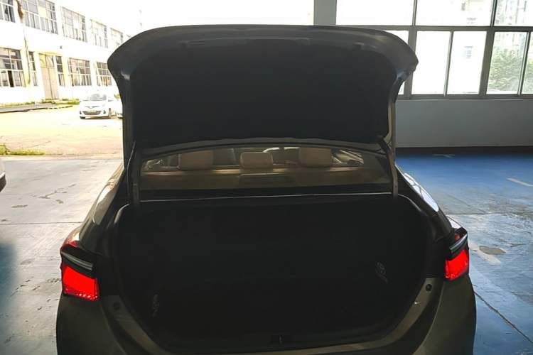 Used Toyota Corolla 2016 Dual-Engine 1.8L E-CVT Elite Edition Trunk