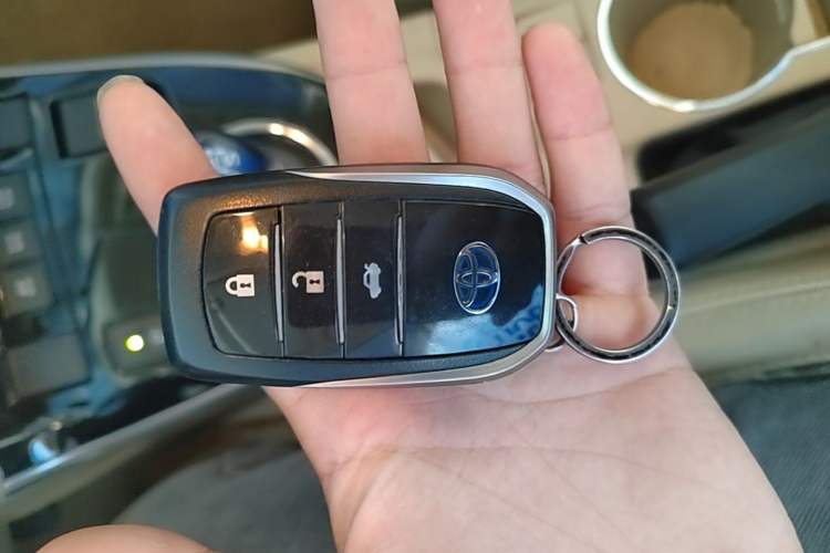 Used Toyota Corolla 2016 Dual-Engine 1.8L E-CVT Elite Edition Vehicle Key