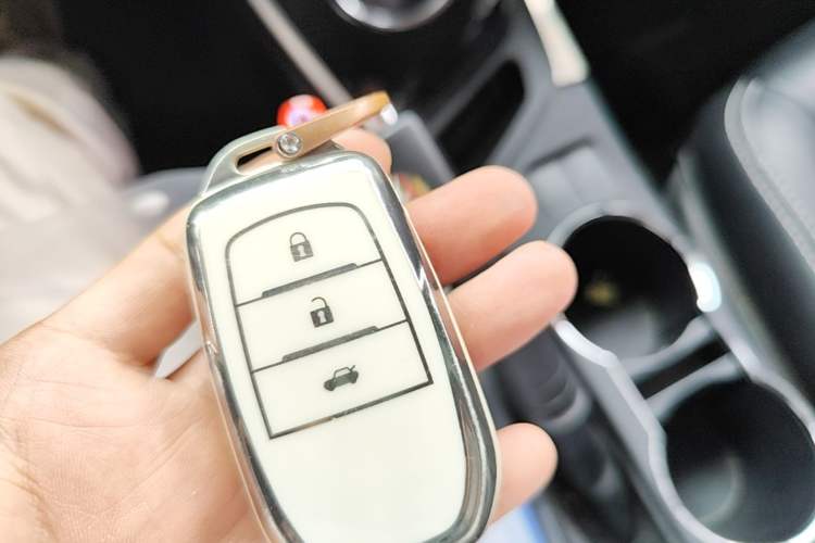 Used Toyota Corolla 2016 Dual-Engine 1.8L E-CVT Leading Edition Vehicle Key