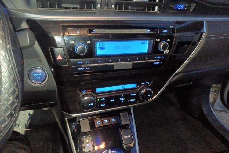 Used Toyota Corolla 2016 Dual-Engine 1.8L E-CVT Elite Edition Audio And AC Panel