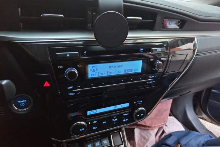 Used Toyota Corolla 2016 Dual-Engine 1.8L E-CVT Elite Edition Audio And AC Panel