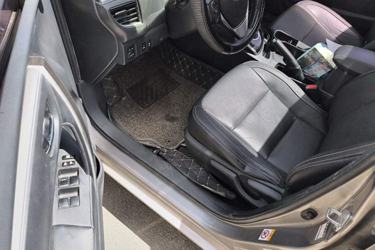 Used Toyota Corolla 2016 Dual-Engine 1.8L E-CVT Elite Edition Driver Seat
