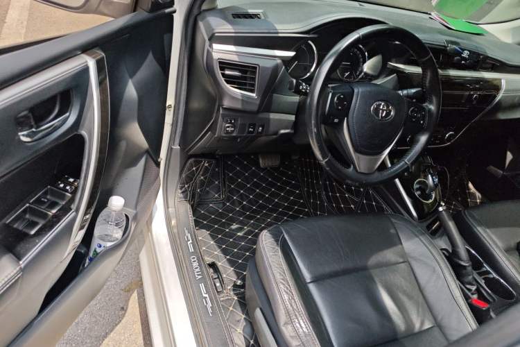 Used Toyota Corolla 2016 Dual-Engine 1.8L E-CVT Elite Edition Driver Seat