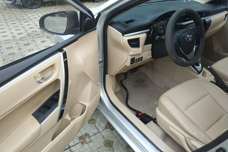 Used Toyota Corolla 2016 Dual-Engine 1.8L E-CVT Elite Edition Driver Seat