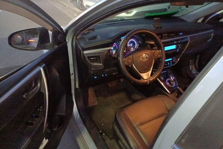 Used Toyota Corolla 2016 Dual-Engine 1.8L E-CVT Elite Edition Driver Seat