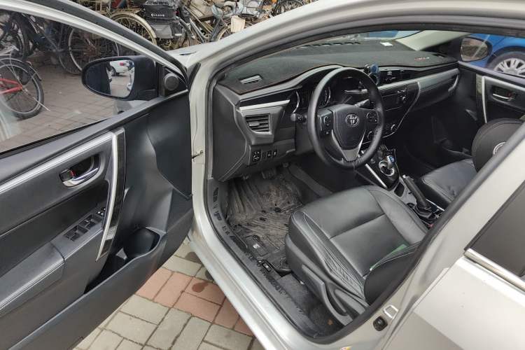 Used Toyota Corolla 2016 Dual-Engine 1.8L E-CVT Elite Edition Driver Seat