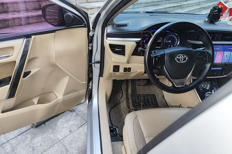 Used Toyota Corolla 2016 Dual-Engine 1.8L E-CVT Elite Edition Driver Seat