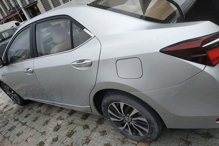 Used Toyota Corolla 2016 Dual-Engine 1.8L E-CVT Elite Edition Left Side