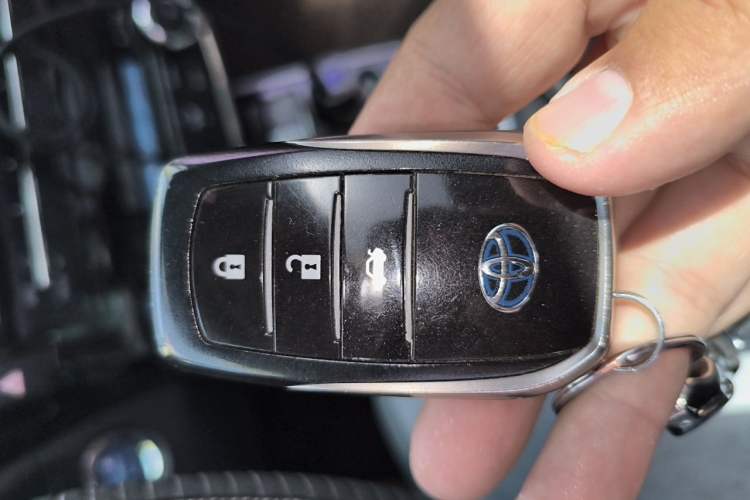 Used Toyota Corolla 2016 Dual-Engine 1.8L E-CVT Elite Edition Vehicle Key