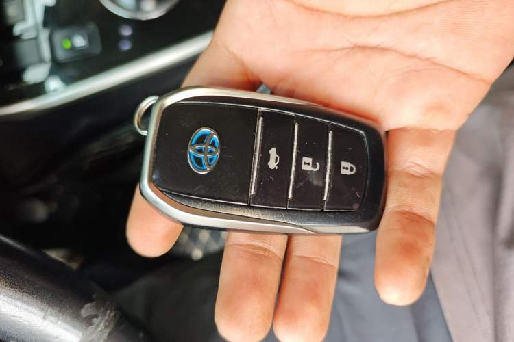 Used Toyota Corolla 2016 Dual-Engine 1.8L E-CVT Elite Edition Vehicle Key