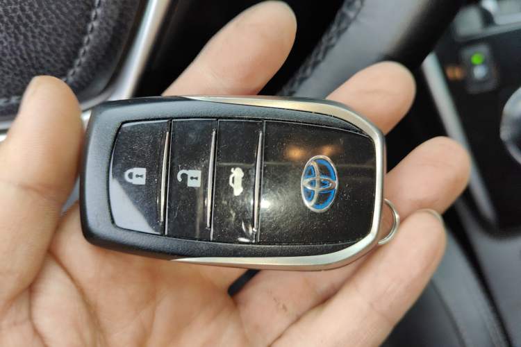 Used Toyota Corolla 2016 Dual-Engine 1.8L E-CVT Elite Edition Vehicle Key