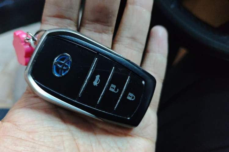 Used Toyota Corolla 2016 Dual-Engine 1.8L E-CVT Elite Edition Vehicle Key