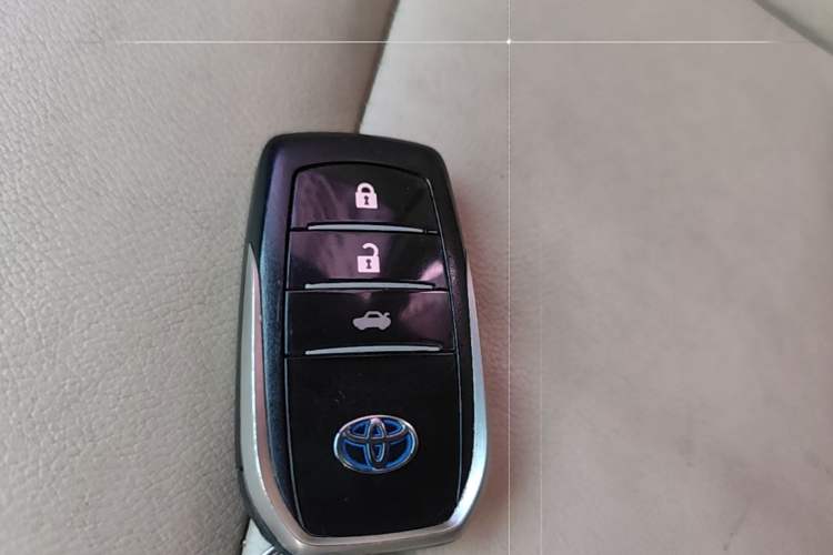 Used Toyota Corolla 2016 Dual-Engine 1.8L E-CVT Elite Edition Vehicle Key