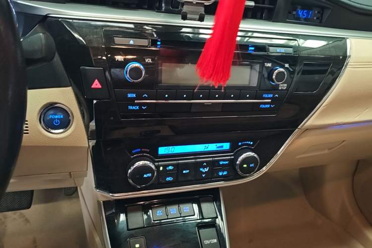 Used Toyota Corolla 2016 Dual-Engine 1.8L E-CVT Elite Edition Audio And AC Panel