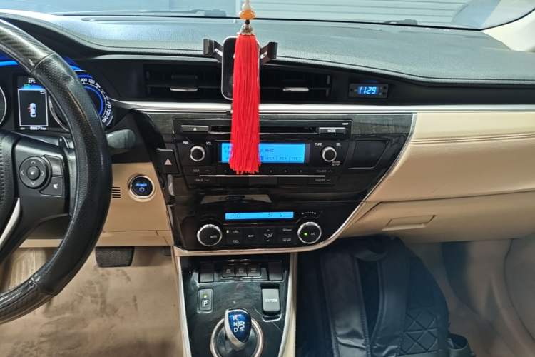 Used Toyota Corolla 2016 Dual-Engine 1.8L E-CVT Elite Edition Audio And AC Panel