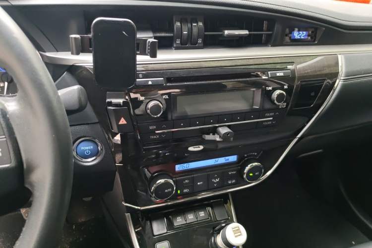 Used Toyota Corolla 2016 Dual-Engine 1.8L E-CVT Elite Edition Audio And AC Panel