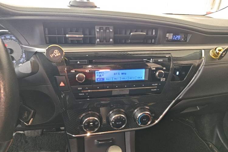 Used Toyota Corolla 2016 1.6L CVT GL-i Cool Edition Audio And AC Panel