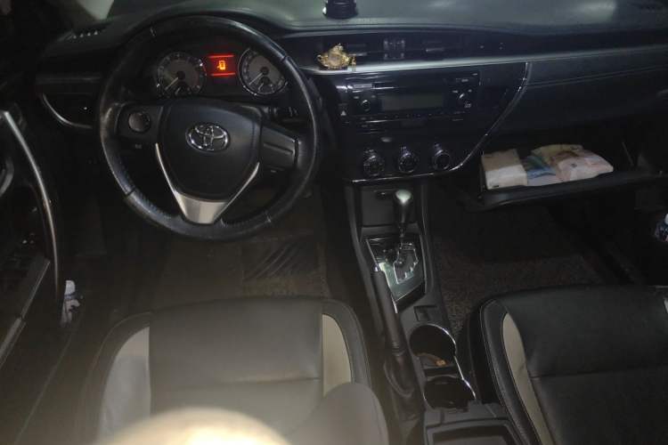 Used Toyota Corolla 2016 1.6L CVT GL-i Cool Edition Center Console