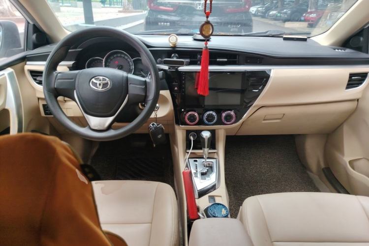 Used Toyota Corolla 2016 1.6L CVT GL-i Cool Edition Center Console