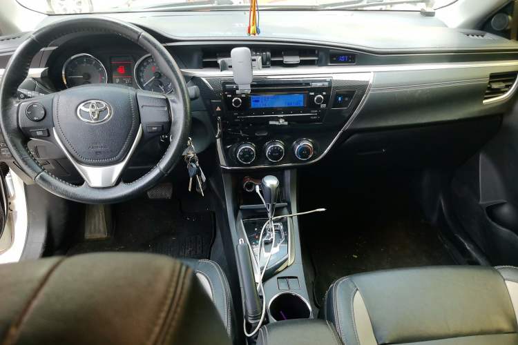 Used Toyota Corolla 2016 1.6L CVT GL-i Cool Edition Center Console