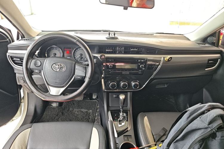 Used Toyota Corolla 2016 1.6L CVT GL-i Cool Edition Center Console