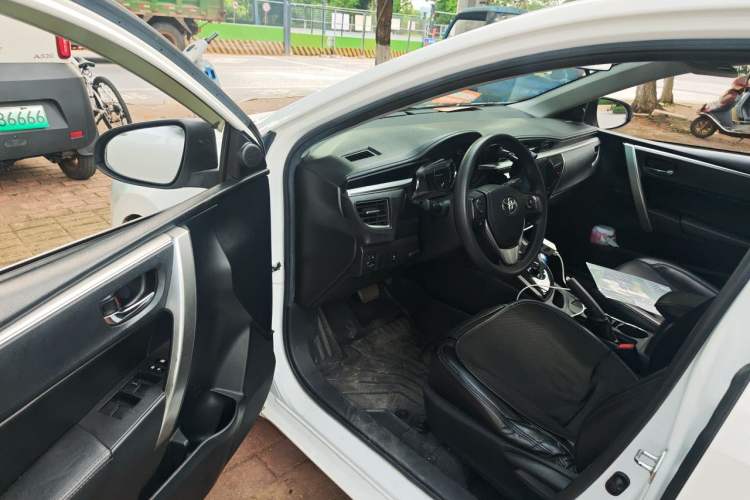 Used Toyota Corolla 2016 Dual-Engine 1.8L E-CVT Pioneer Edition Driver Seat