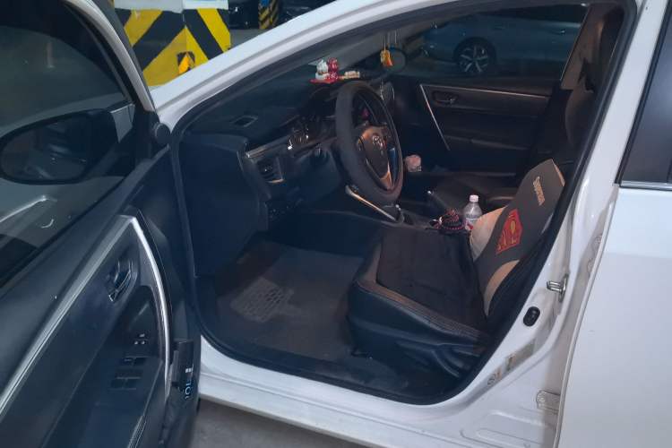 Used Toyota Corolla 2016 Dual-Engine 1.8L E-CVT Elite Edition Driver Seat