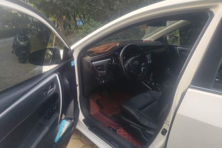 Used Toyota Corolla 2016 Dual-Engine 1.8L E-CVT Elite Edition Driver Seat