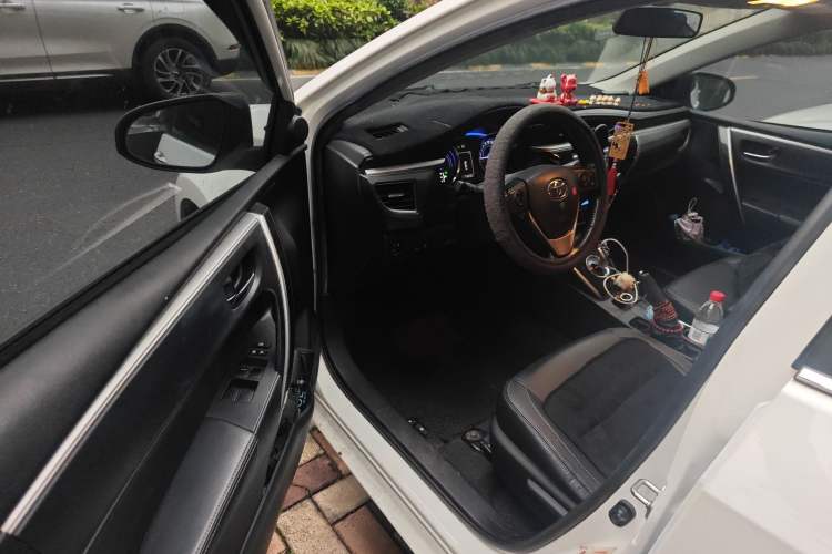 Used Toyota Corolla 2016 Dual-Engine 1.8L E-CVT Elite Edition Driver Seat