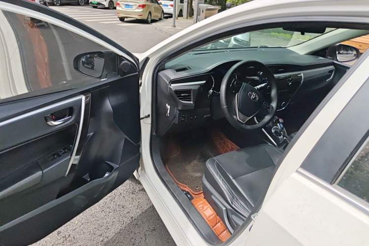 Used Toyota Corolla 2016 Dual-Engine 1.8L E-CVT Elite Edition Driver Seat