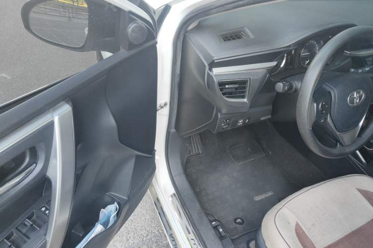 Used Toyota Corolla 2016 Dual-Engine 1.8L E-CVT Elite Edition Driver Seat