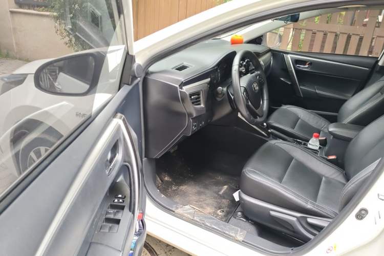 Used Toyota Corolla 2016 Dual-Engine 1.8L E-CVT Elite Edition Driver Seat