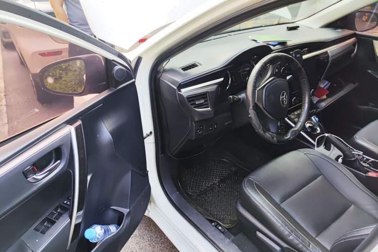 Used Toyota Corolla 2016 Dual-Engine 1.8L E-CVT Elite Edition Driver Seat