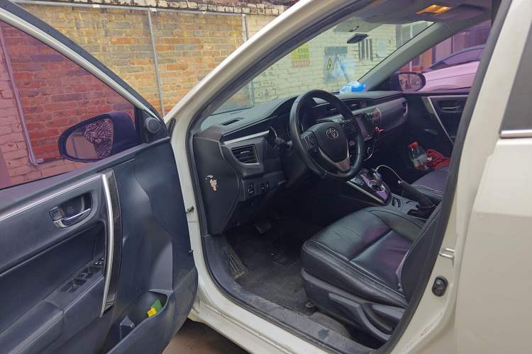 Used Toyota Corolla 2016 Dual-Engine 1.8L E-CVT Elite Edition Driver Seat