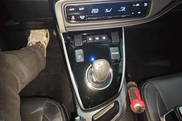 Used Toyota Corolla 2016 Dual-Engine 1.8L E-CVT Elite Edition Gear Lever