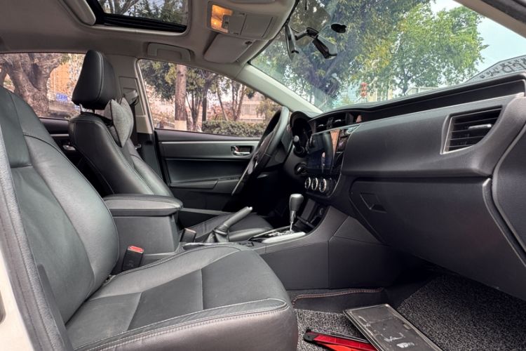 Used Toyota Corolla 2016 1.6L CVT GL-i Cool Edition Interior 2