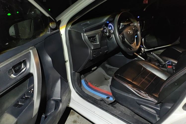 Used Toyota Corolla 2016 Dual-Engine 1.8L E-CVT Leading Edition Interior 3