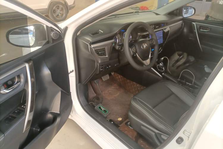 Used Toyota Corolla 2016 Dual-Engine 1.8L E-CVT Elite Edition Interior 3