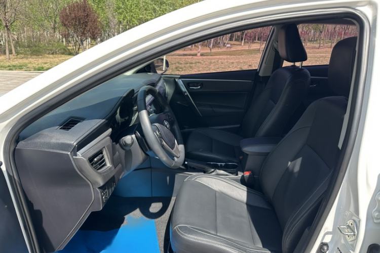 Used Toyota Corolla 2016 Dual-Engine 1.8L E-CVT Luxury Edition Interior 4
