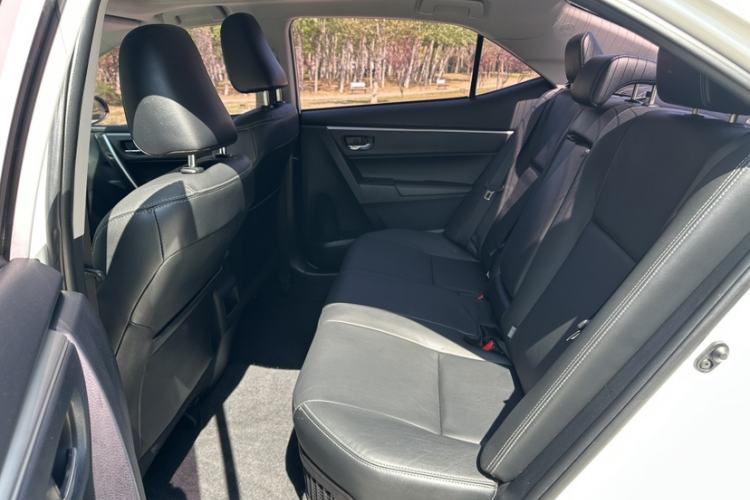 Used Toyota Corolla 2016 Dual-Engine 1.8L E-CVT Luxury Edition Interior 5
