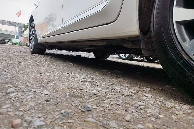 Used Toyota Corolla 2016 Dual-Engine 1.8L E-CVT Elite Edition Left Side Sill