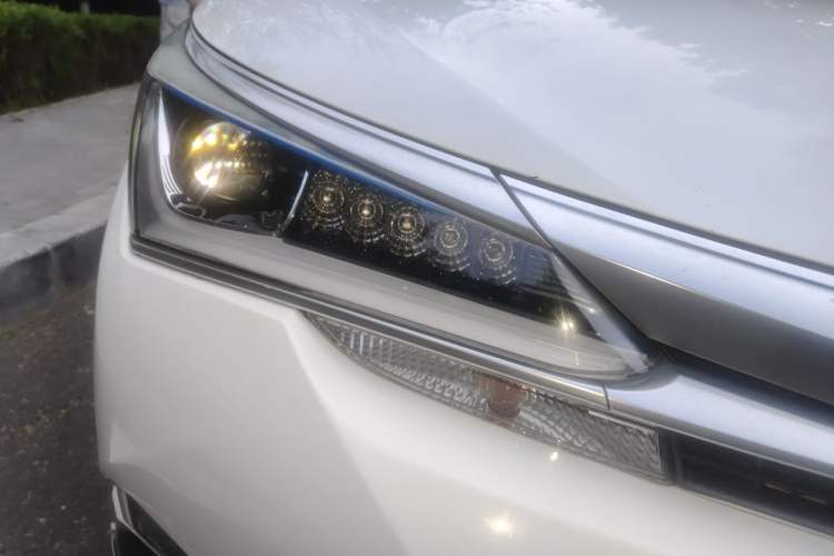 Used Toyota Corolla 2016 Dual-Engine 1.8L E-CVT Pioneer Edition Right Front Headlight