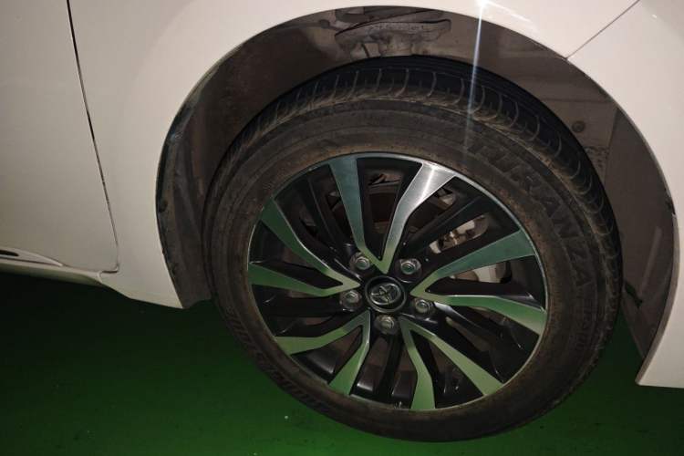 Used Toyota Corolla 2016 Dual-Engine 1.8L E-CVT Elite Edition Right Front Wheel Hub